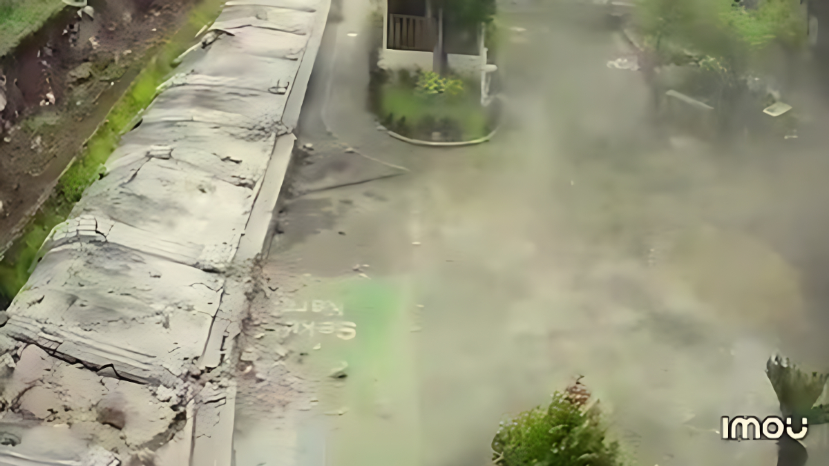 VIRAL : CCTV memperlihatkan detik-detik tembok SMP Negeri 182 Kalibata, Pancoran, Jakarta Selatan roboh pada Minggu 15 Februari 2026 siang.