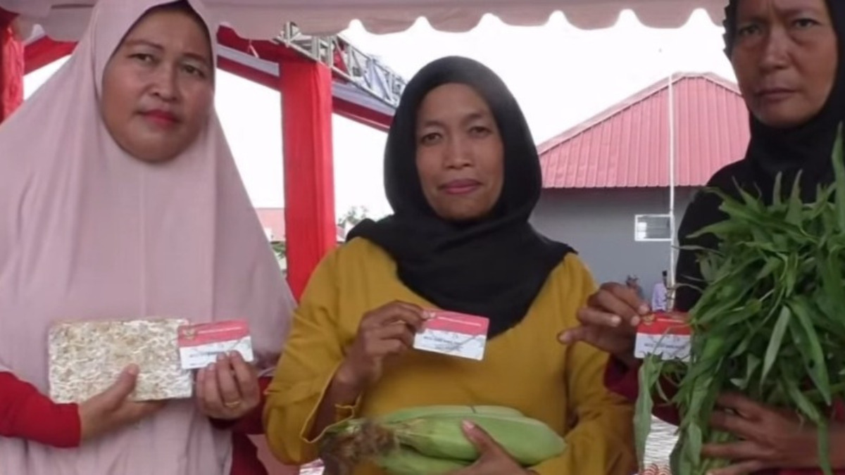 Ilustrasi KPM memegang kartu KKS untuk mencairkan bansos BPNT Rp600 ribu