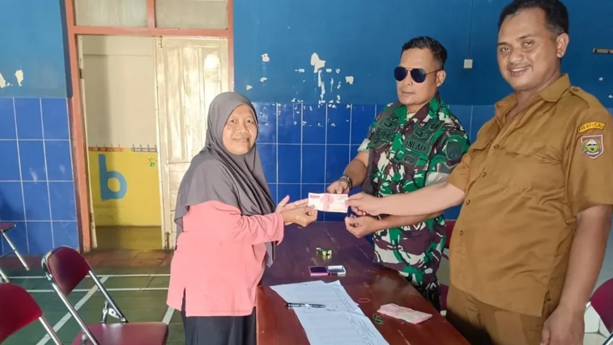 Ilustrasi. KPM mengambil dana bansos BPNT.