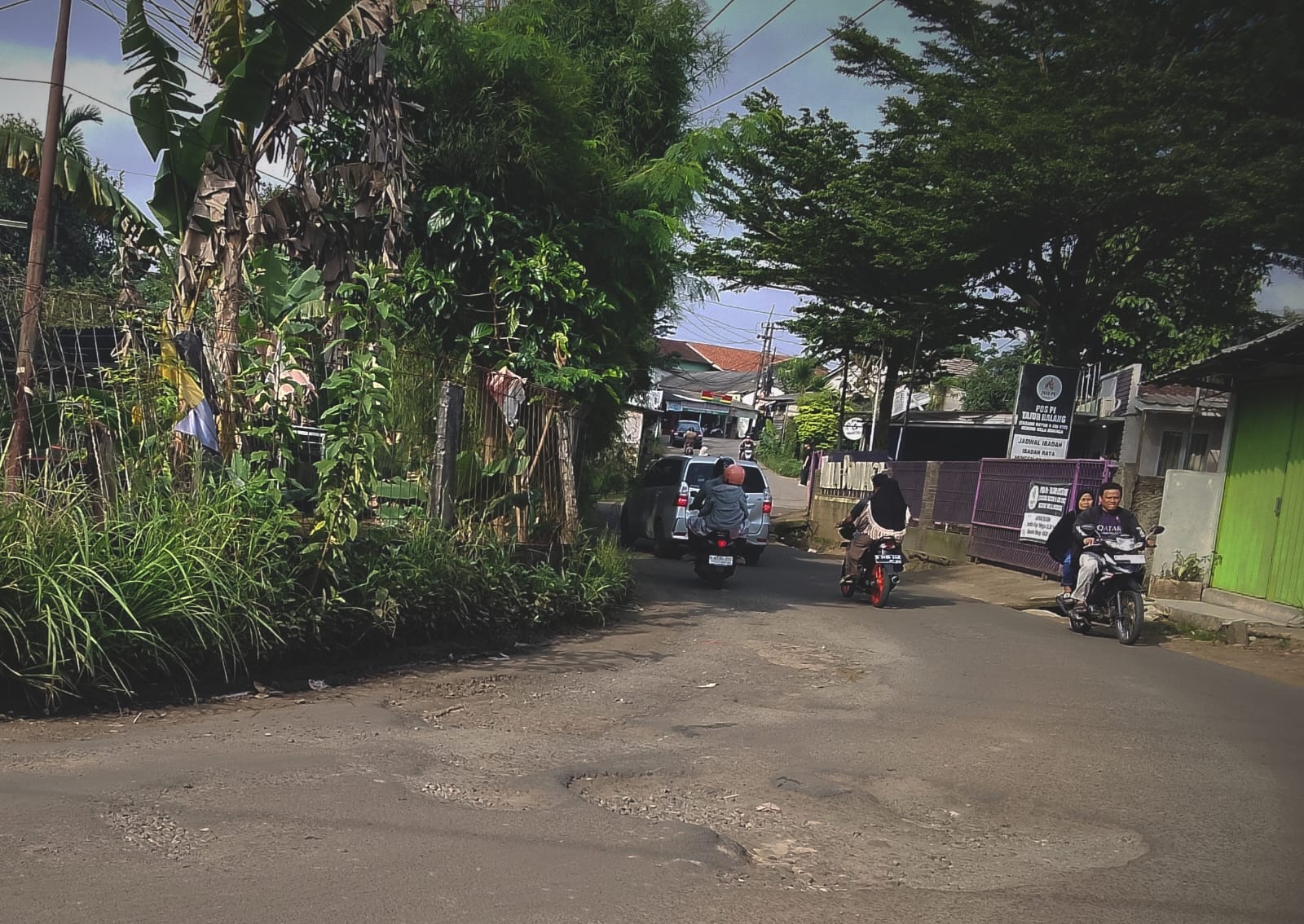 Kondisi lubang jalan Citayam-parung, Kecamatan Tajurhalang, Kabupaten Bogor.