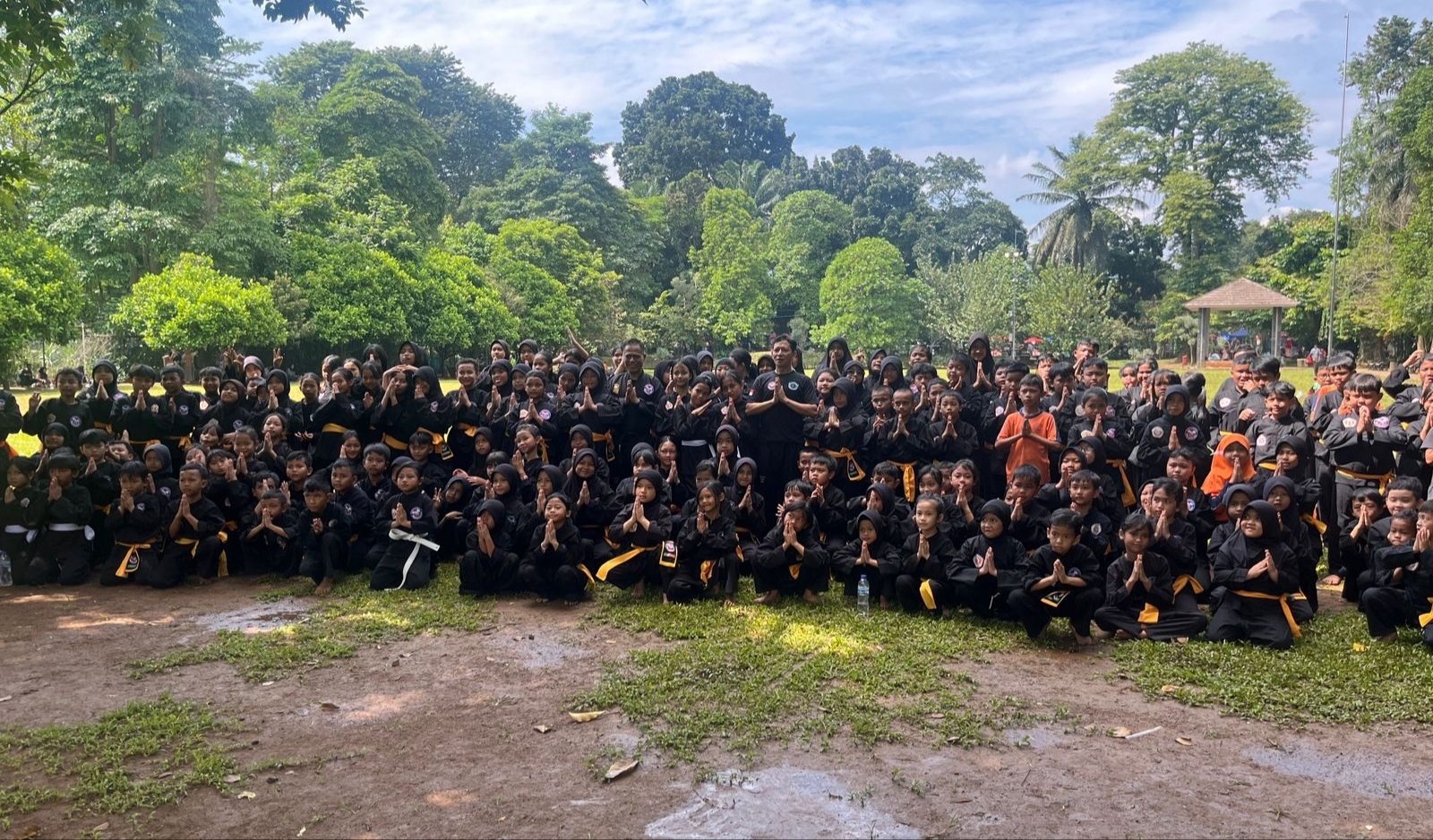 SEMANGAT: Para pesilat cilik dari beberapa sekolah dasar di Kecamatan Tanah Sareal usia latihan gabungan di Taman Heulang, Sabtu, 14 Februari 2026.