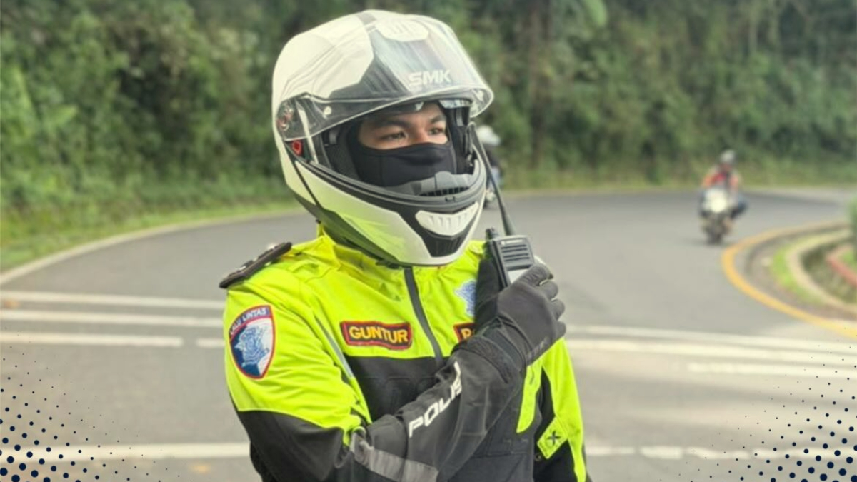 Satlantas Polres Bogor memberlakukan one way untuk urai kemacetan di kawasan Puncak.