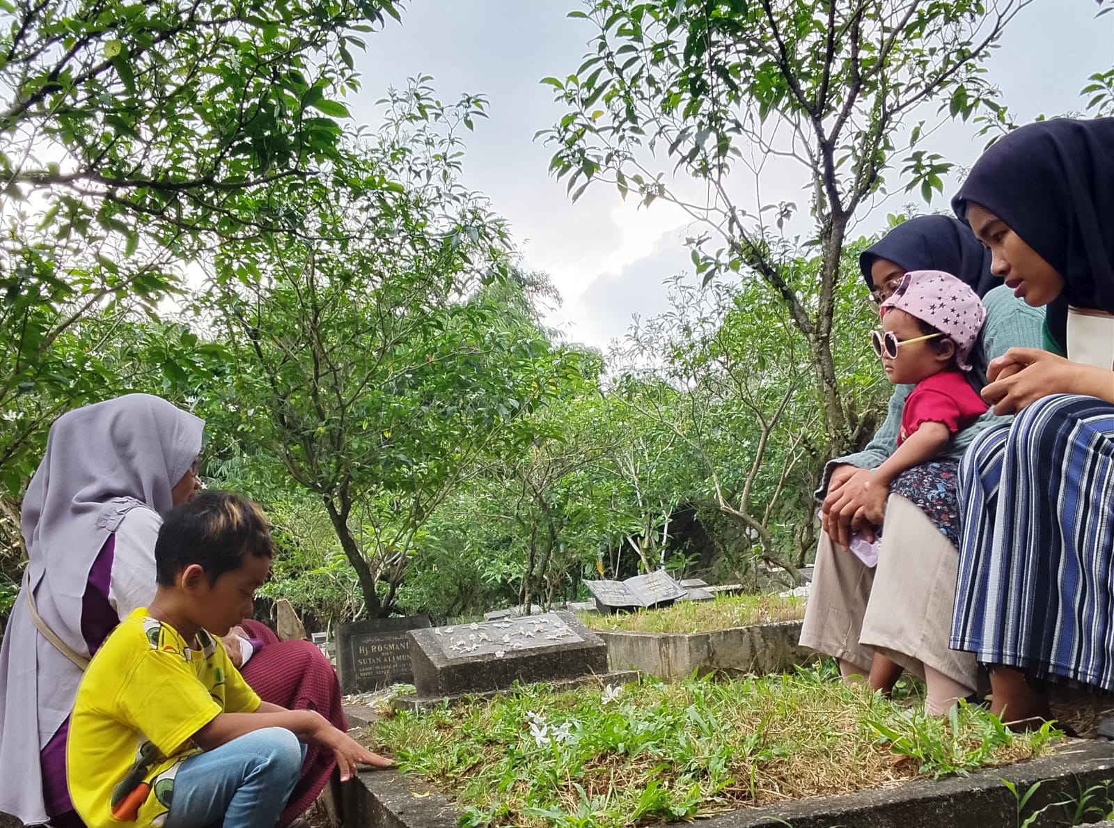 Sejumlah peziarah di TPU Kalimulya Depok, Minggu 15 Februari 2025.