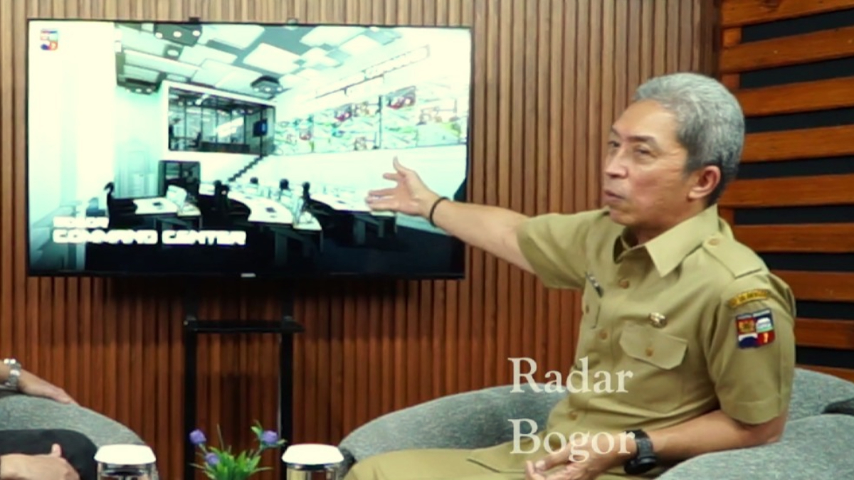Wali Kota Bogor, Dedie Rachim memperlihatkan gambar&nbsp;command center saat di Graha Pena.