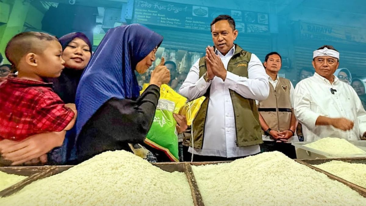 Ilustrasi penyaluran bansos tambahan pangan kepada KPM.