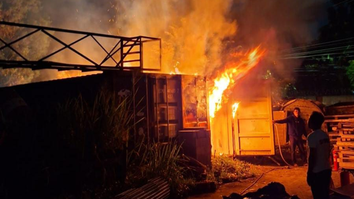 Kebakaran box penyimpanan barang di sebuah pabrik di Klapanunggal, Kabupaten Bogor.
