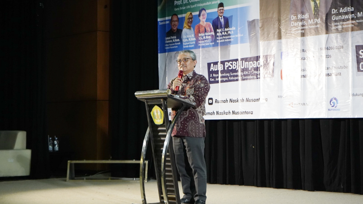 Kepala Perpustakaan Nasional Republik Indonesia (Perpusnas RI), E Aminudin Aziz menjadi pembicara seminar nasional.