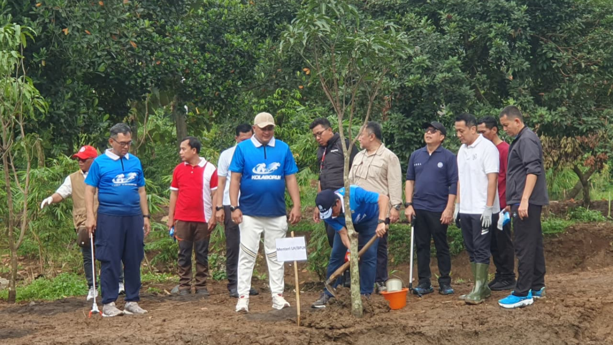 Bupati Bogor Rudy Susmanto bersama Menteri Lingkungan Hidup Hanif Faisol Nurofik menanam pohon di Hutan Kota Bambu, di Tegar Beriman, Cibinong, Kabupaten Bogor.