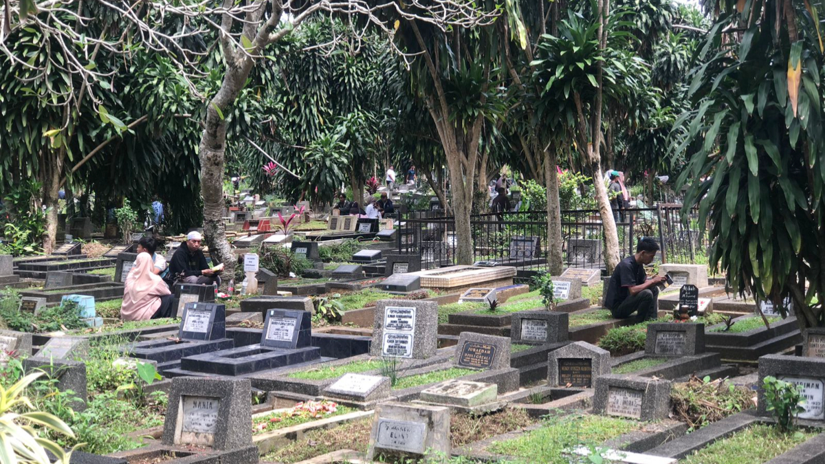 Warga tengah ziarah kubur di TPU Blender, Kebon Pedes Kota Bogor.
