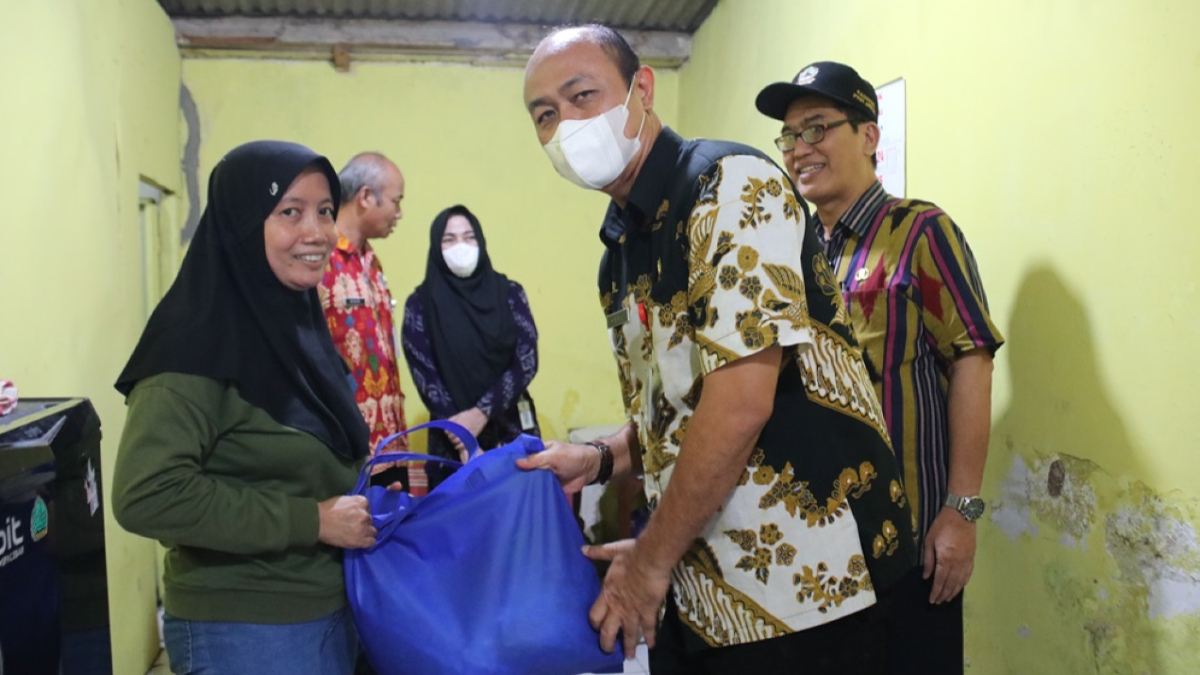 Penyaluran bantuan sosial atau bansos kepada KPM.