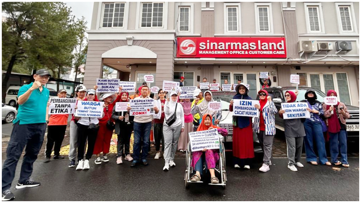 Warga Cluster Virginia saat  unjuk rasa di depan gedung management office dan customer care Sinarmas Land, Kecamatan Gunung Putri, Kabupaten Bogor.