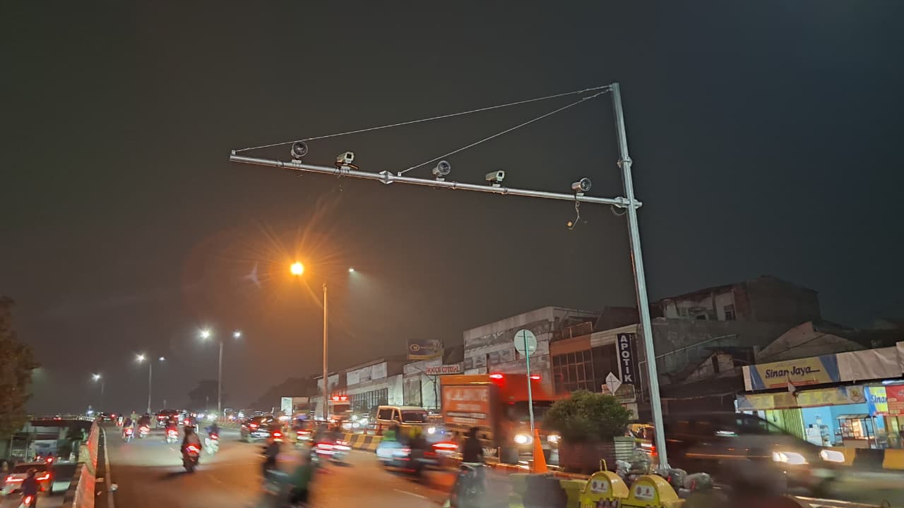 ETLE Flyover Cibinong, Kabupaten Bogor, yang merekam lalulintas kendaraan setiap harinya.