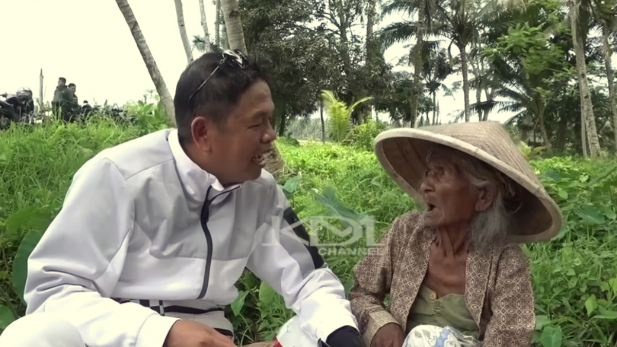 Gubernur Jawa Barat, Dedi Mulyadi bersama seorang nenek di jalan.