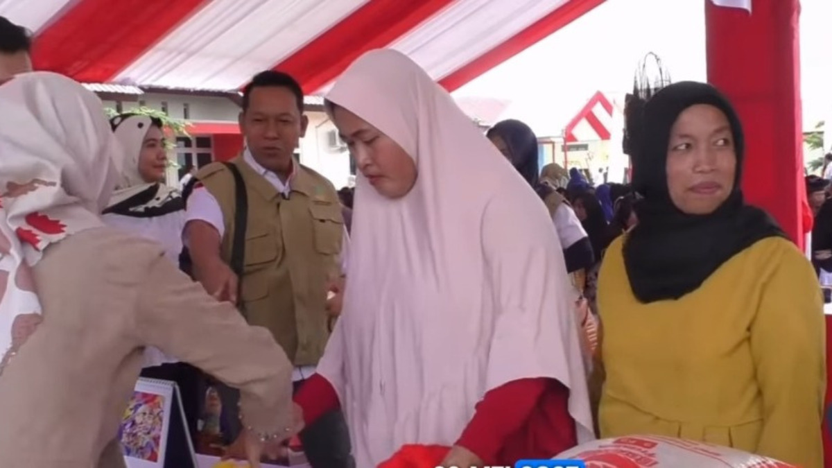 Ilustrasi penyaluran bantuan sosial atau bansos kepada KPM.