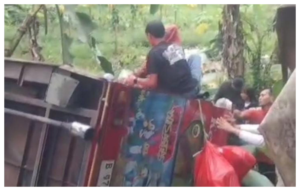 Tangkapan layar peristiwa tergulingnya mobil odong-odong di Tanjakan Tarogong, Desa Mekarsari, Kecamatan Rumpin, Kabupaten Bogor, Senin 16 Februari 2026.