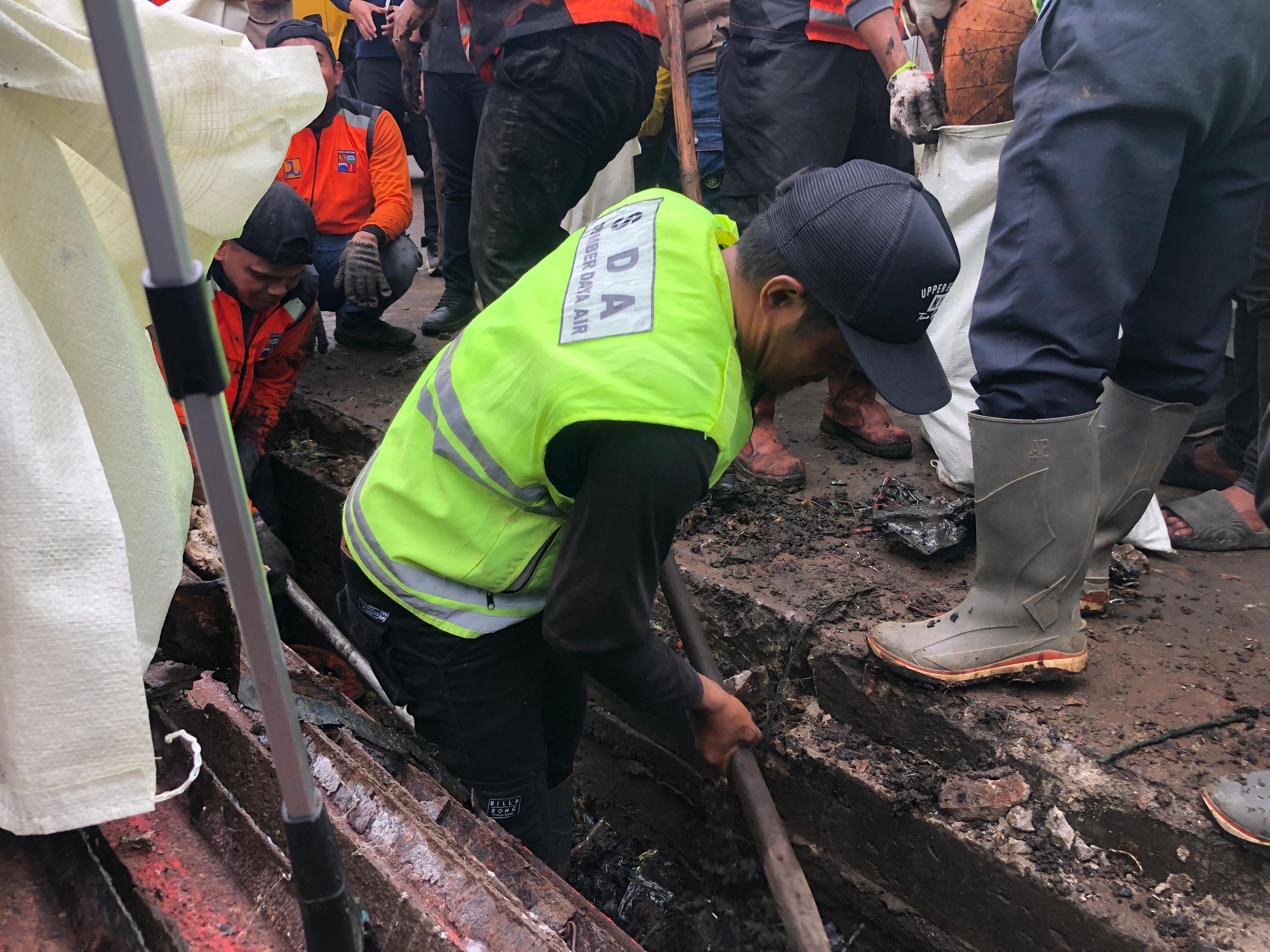 Petugas saat melakukan pembersihan dranase di kawasan Pasar Bogor, Jalan Suryakencana, Kecamatan Bogor Tengah, Kota Bogor.
