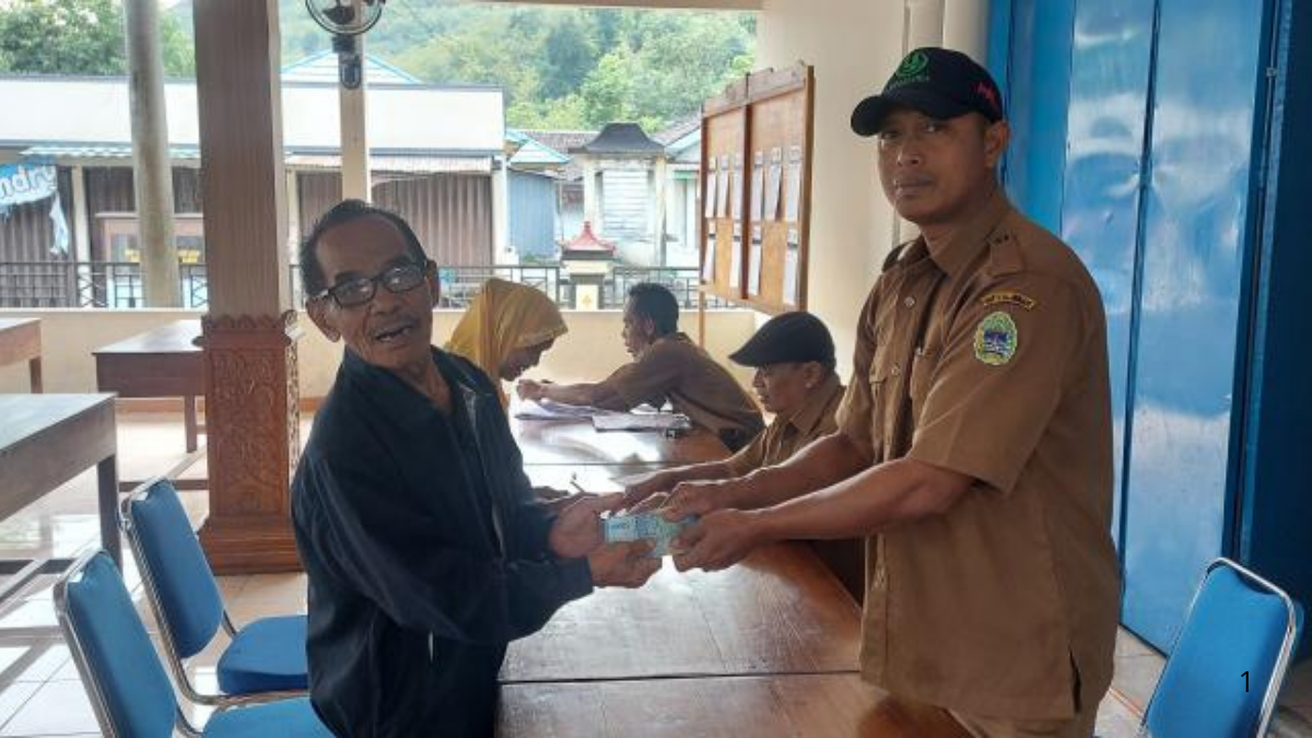 Warga penerima bansos uang tunai