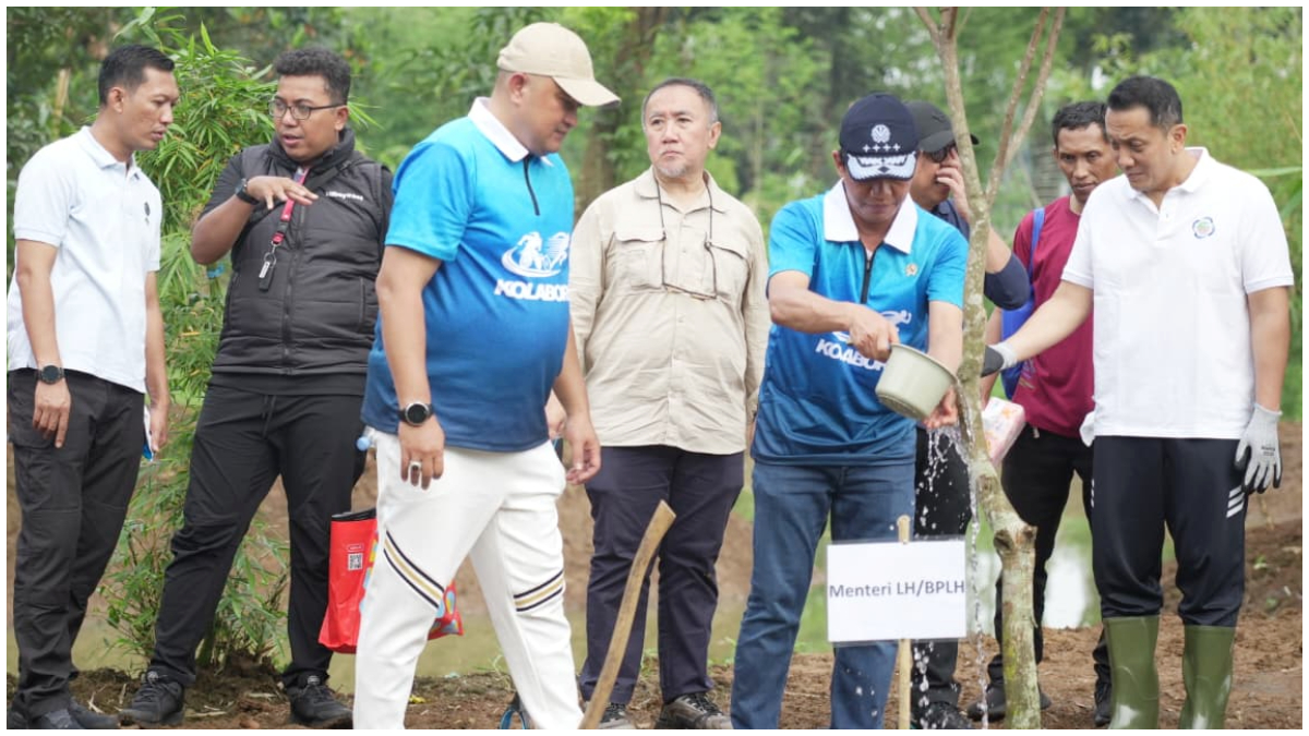 Bupati Bogor, Rudy Susmanto bersama Menteri Lingkungan Hidup, Hanif Faisol. Penanganan sampah di Kabupaten Bogor lewat Gerakan ASRI.