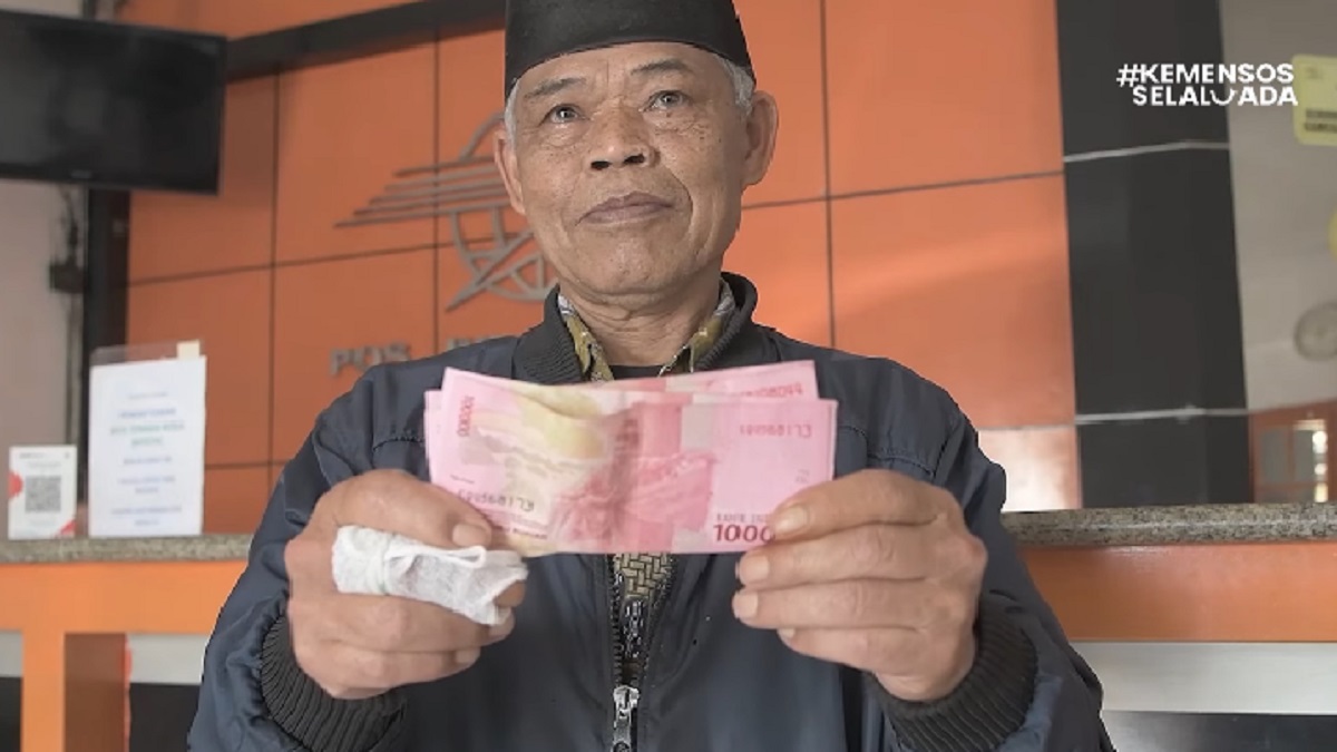 Ilustrasi KPM mencairkan saldo bansos.