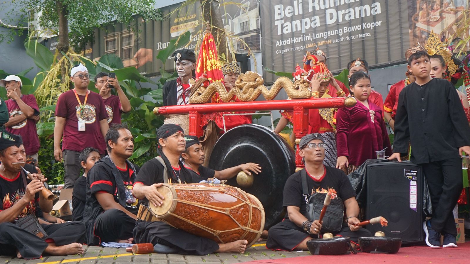 Kemeriahan Punvak Karnaval Budaya IV di Graha Laras Sentul, Kecamatan Sukaraja, Kabupaten Bogor, Senin 16 Februari 2026.