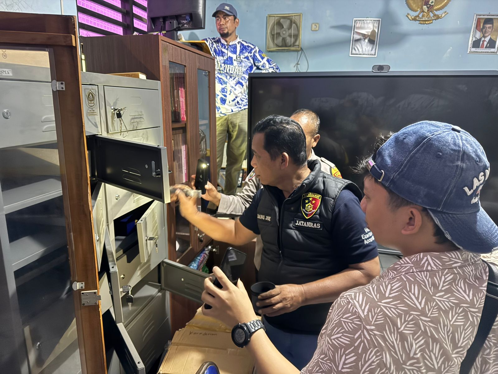Anggota kepolisian bersama pihak sekolah saat mengecek TKP pencurian di SDN Karadenan 01 Cibinong, Kabupaten Bogor.