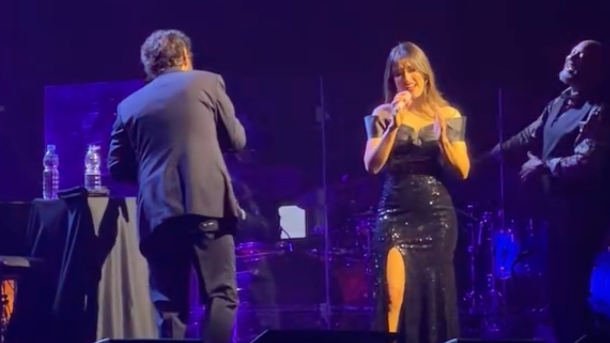 Raisa di konser Josh Groban di Jakarta.