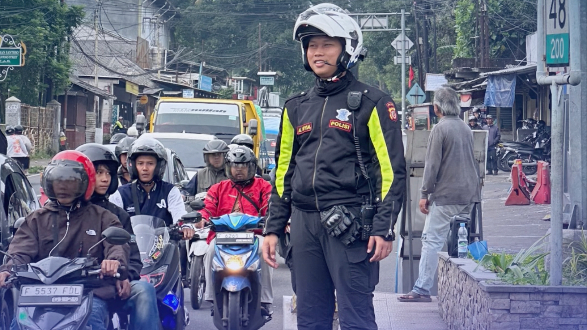 Polisi kembali berlakukan one way di Jalur Puncak dari arah Jakarta di libur panjang.
