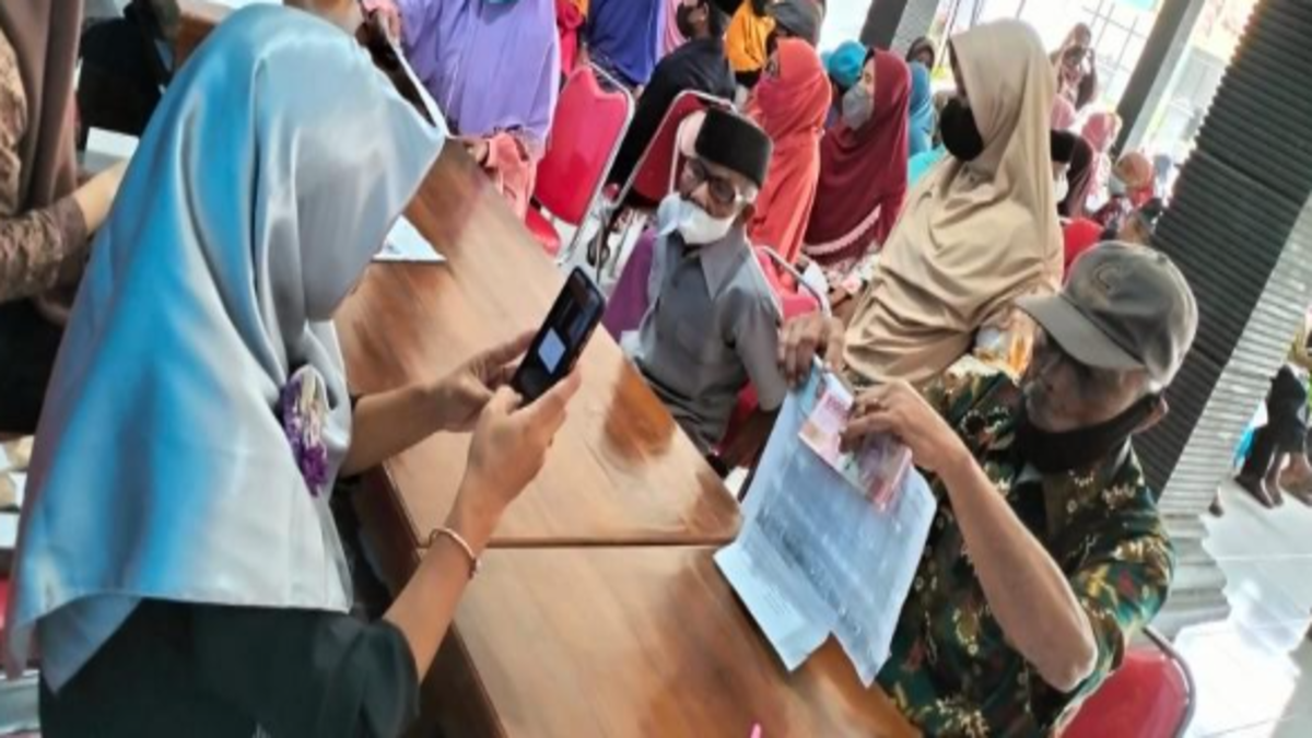 Ilustrasi penyaluran bansos kepada KPM di tahun 2026.