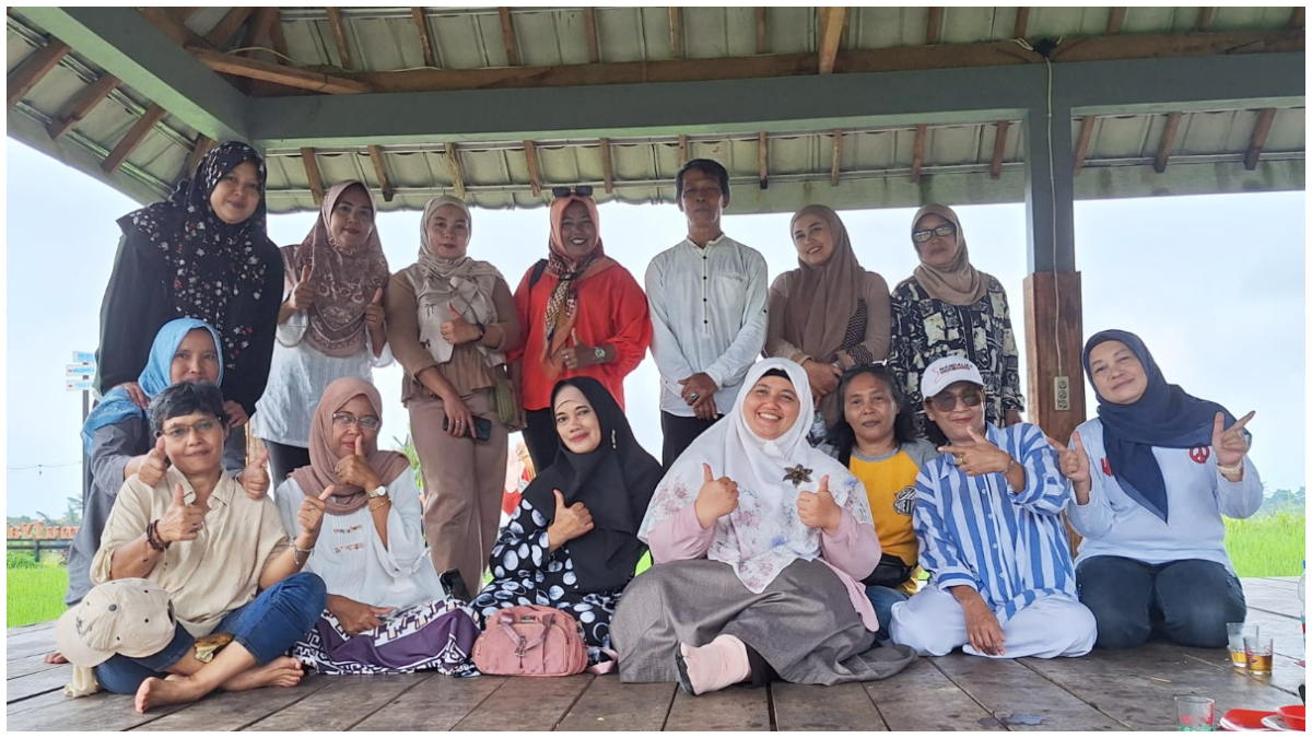 Anggota DPRD Kota Bogor Fraksi PKS, Endah Purwanti, bersama warga dan pengurus wilayah Kelurahan Bantarjati saat kegiatan cucurak di AEWO Mulyaharja, Senin 16 Februari 2026.