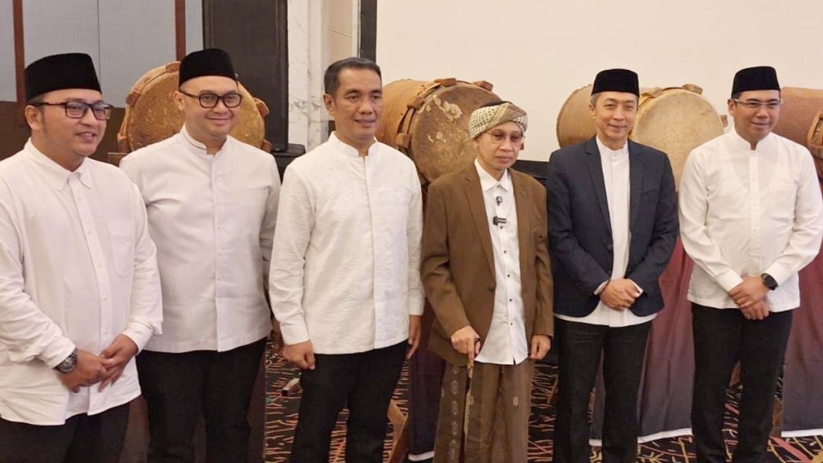 Ketua Umum DPP HA-IPB Fauzi Amro, Buya Yahya, bersama Wali Kota Bogor Dedie A. Rachim, dan Rektor IPB University Alim Setiawan Slamet melakukan seremonial sebagai tanda dimulainya Festival Ramadan.