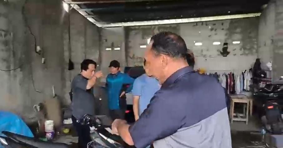 Kapolsek Cileungsi, Kompol Edison, bersama tim opsnal saat menggerebek gudang tempat penyimpanan sepada motor hasil curian di Kecamatan Cileungsi, Kabupaten Bogor