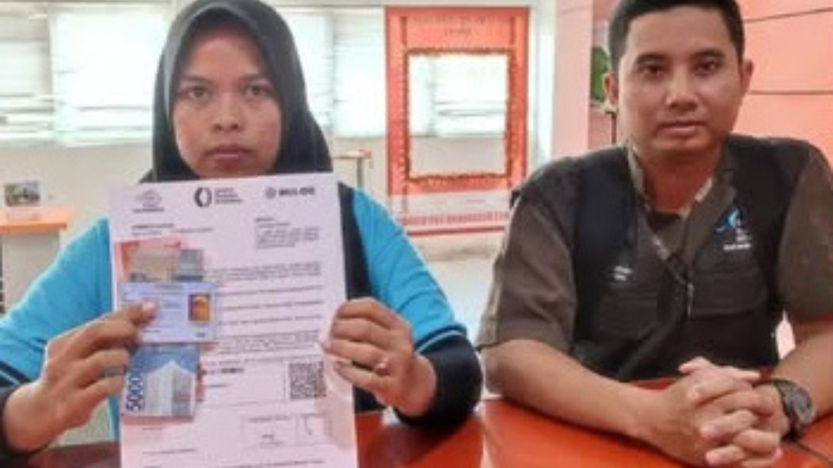 Ilustrasi pendamping sosial mendampingi KPM cairkan dana bansos.