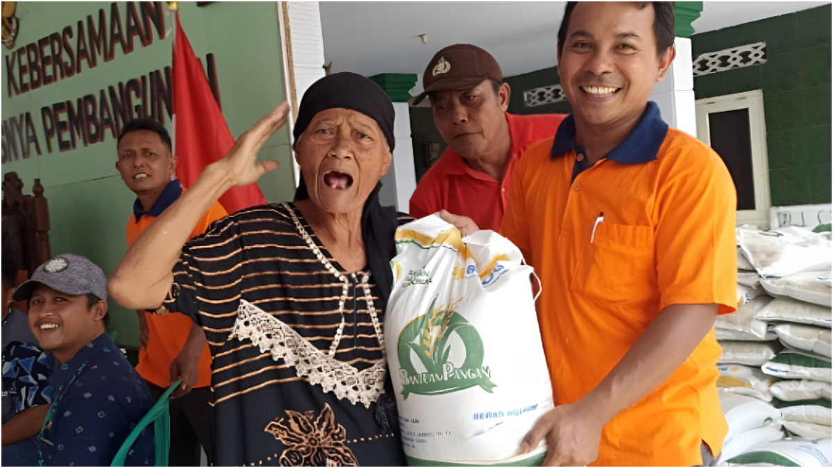Ilustrasi penyaluran bansos berupa Bantuan Pangan