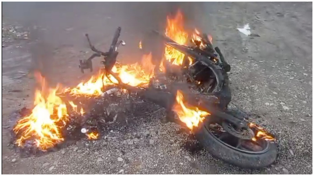 Kendaraan milik pelaku maling motor di Rumpin Bogor yang dibakar massa.