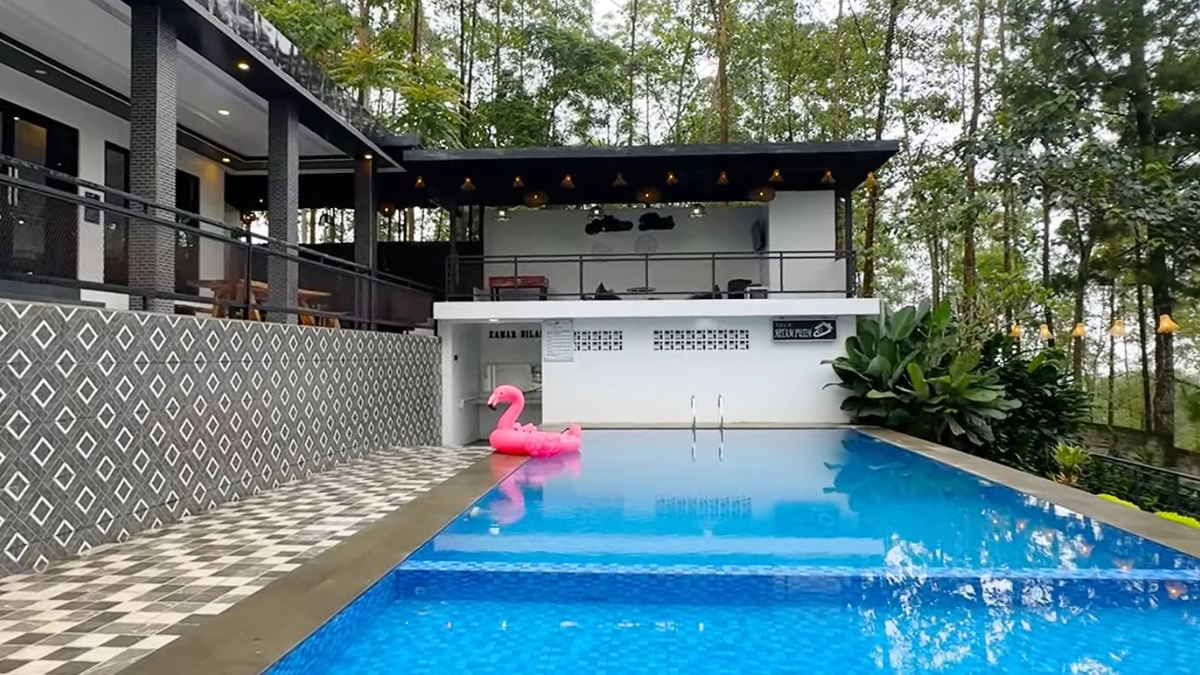 Villa Hitam Putih di Megamendung Bogor