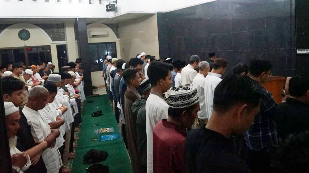 Muhammadiyah melaksanakan sholat tarawih perdana di Masjid Al Furqon Kota Bogor pada Selasa, 17 Februari 2026 malam.