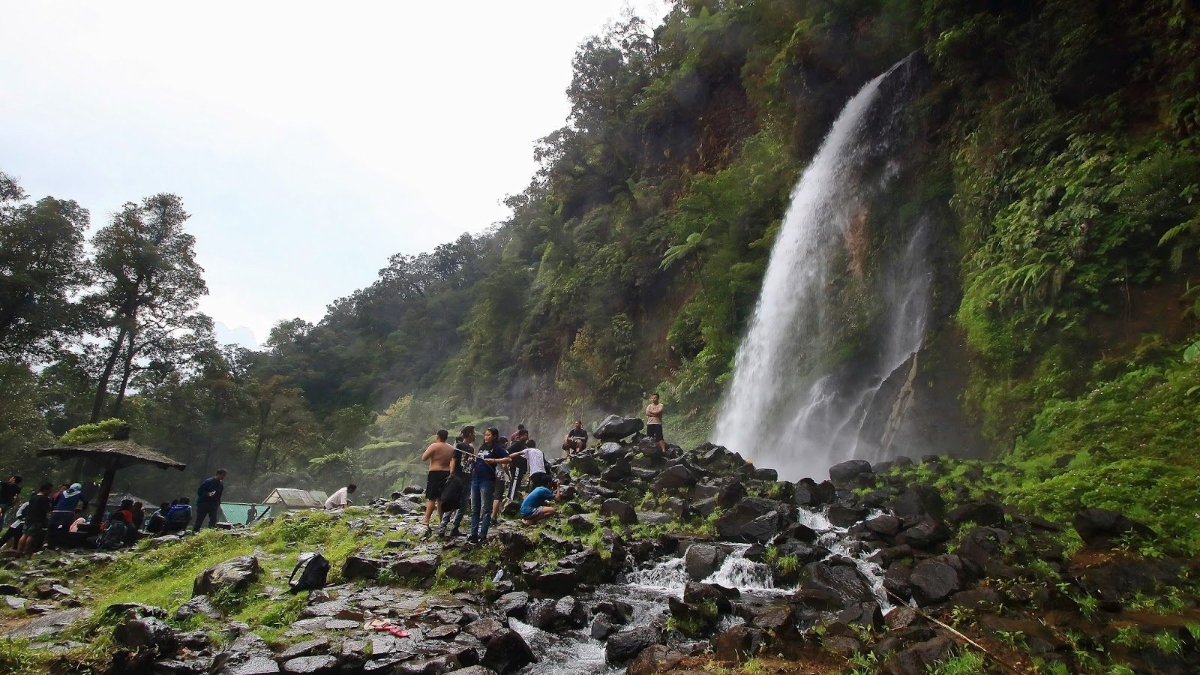 Jalur tempat wisata Curug Cibeureum di Kawasan Gunung Gede ditutup.