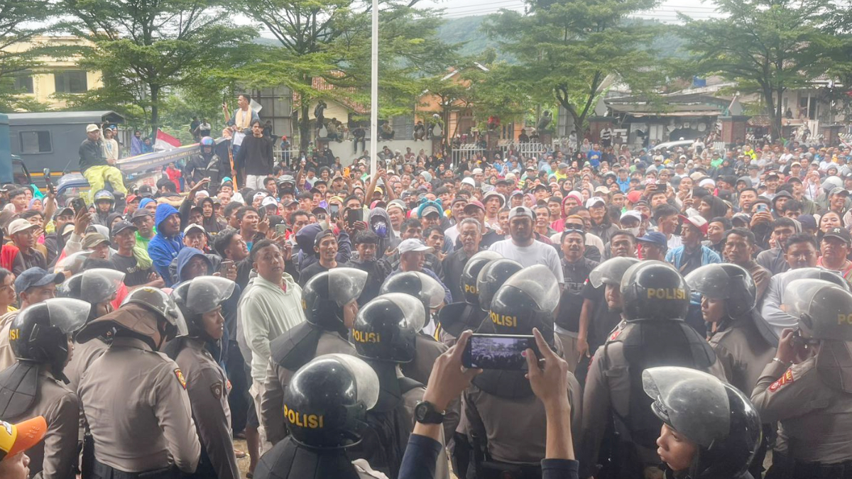 Aksi demo di Kantor Kecamatan Cigudeg, Kabupaten Bogor tetkait penutupan tambang beberapa waktu lalu.