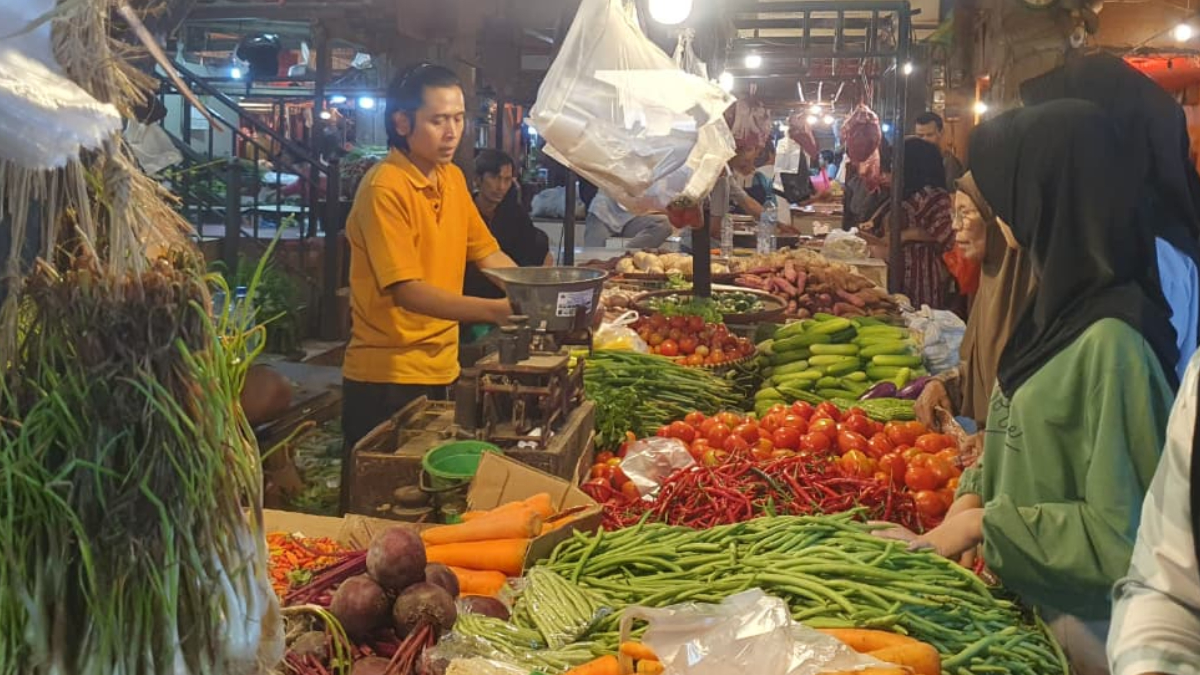 Suasana menjelang puasa di Pasar Cibinong, Kabupaten Bogor.