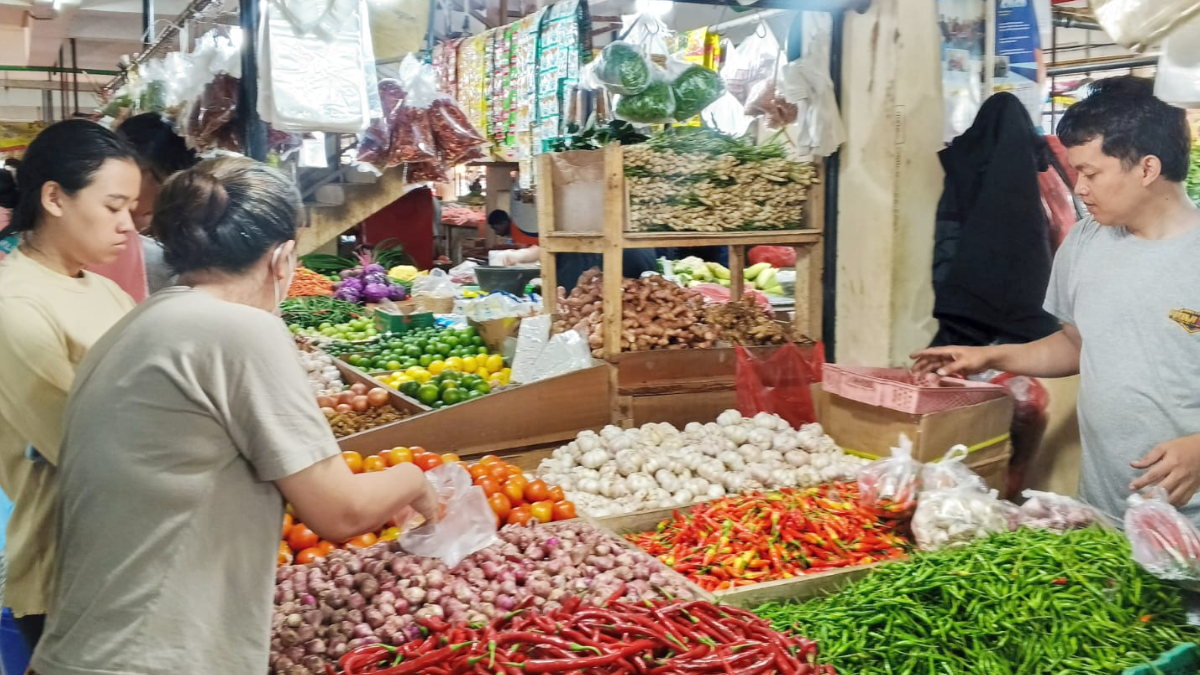 Suasana warga berbelanja di Pasar Jambu Dua Kota Bogor.