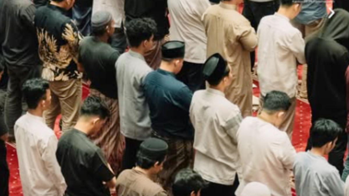 Ilustrasi: Suasana sholat tarawih. Muhammadiyah mulai melaksanakan sholat tarawih Rabu, 17 Februari 2026 malam.