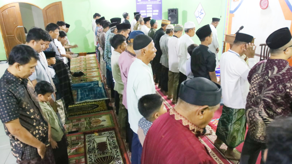 Warga Muhammadiyah melaksanakan sholat Tarawih pertama di Masjid Umar bin Khattab, Cibinong, Kabupaten Bogor.