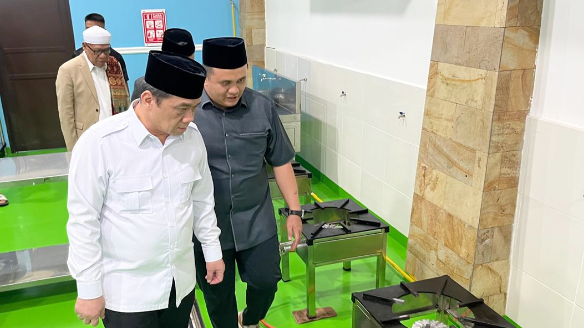 Wakil Menteri Desa dan Pembangunan Daerah Tertinggal (Wamendes PDT) Ahmad Riza Patria saat meninjau SPPG di Leuwisadeng, Kabupaten Bogor, Minggu, 15 Februari 2026 malam.