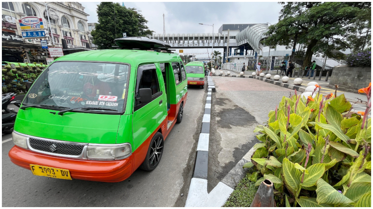 Deretan angkot yang ngetem di depan Alun Alun Kota Bogor imbas penutupan celukan.