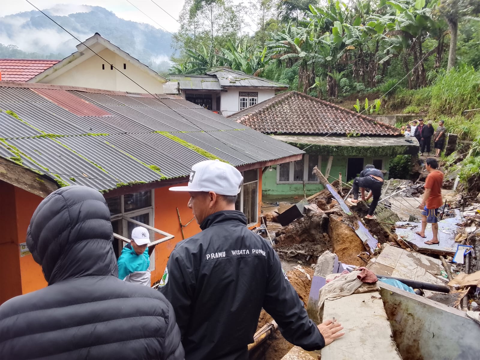 Rumah warga Kampung Bina Taruna, Desa Tugu Selatan, Kecamatan Cisarua yang terdampak banjir dan longsor imbas tanggul drainase jebol.