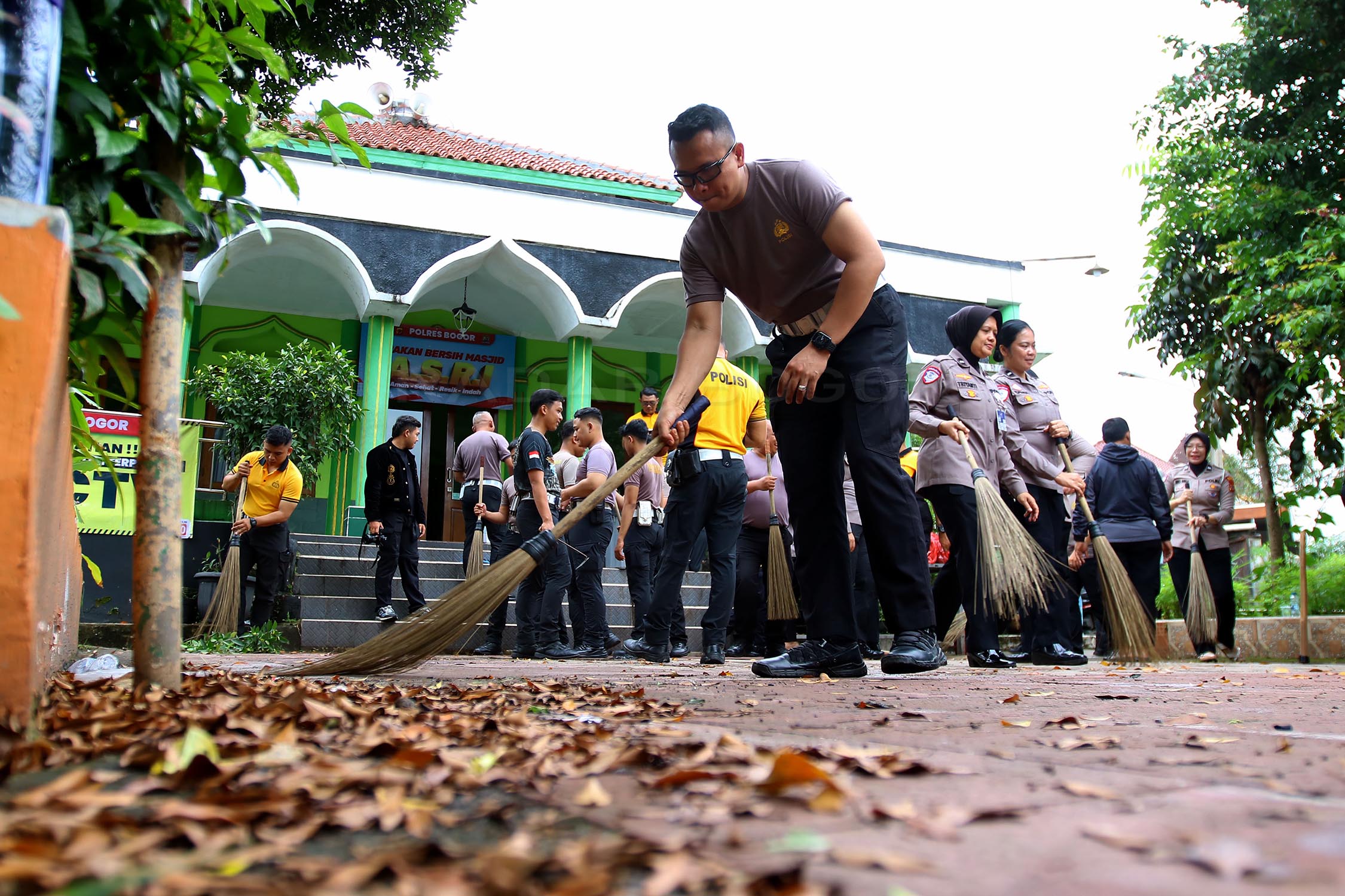 Anggota Polres Bogor bersihkan halaman Mesjid jelang Ramadhan.