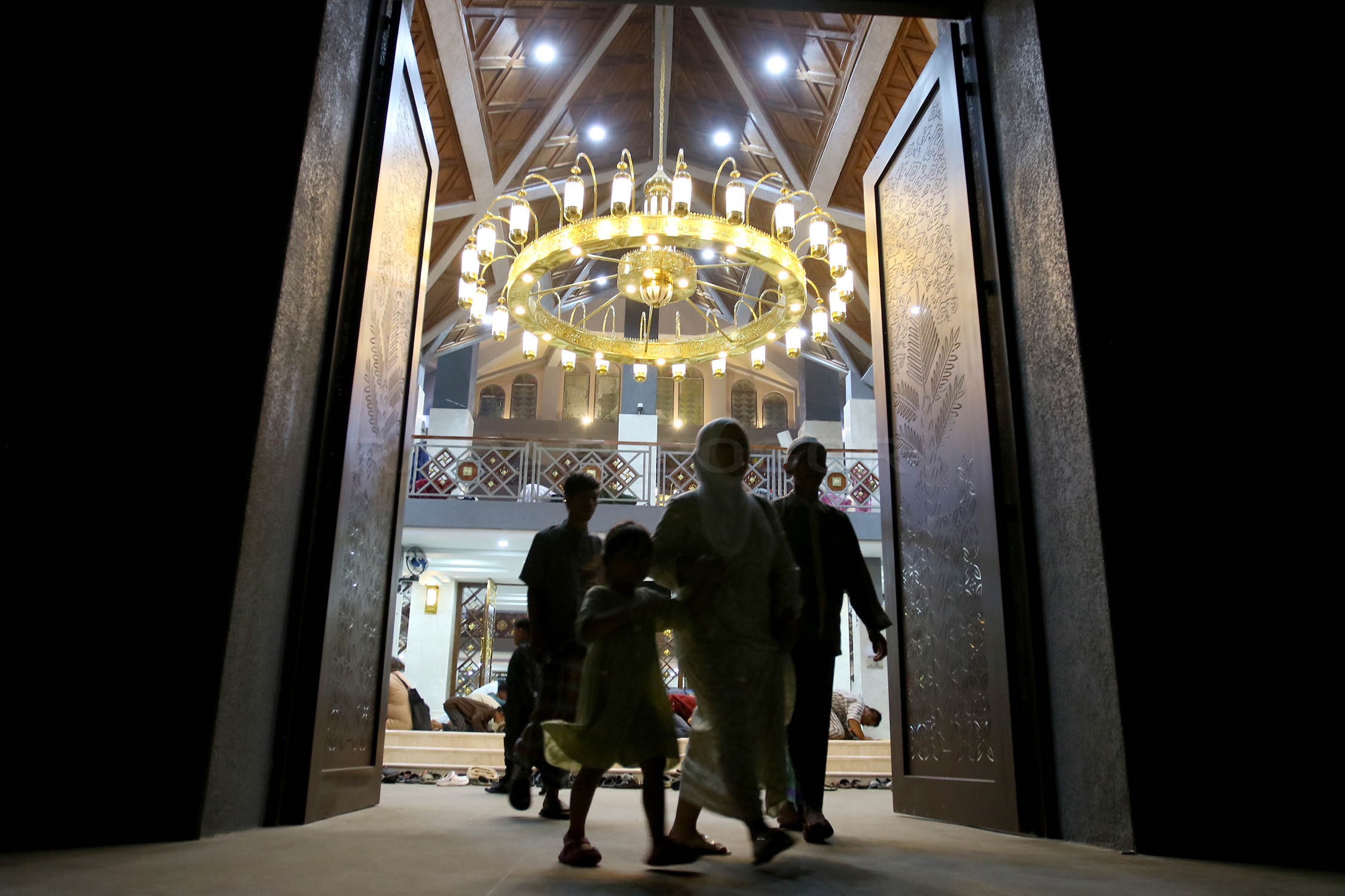 Warga melaksanakan Salat Tarawih di Mesjid Nurul Wathon. Foto :