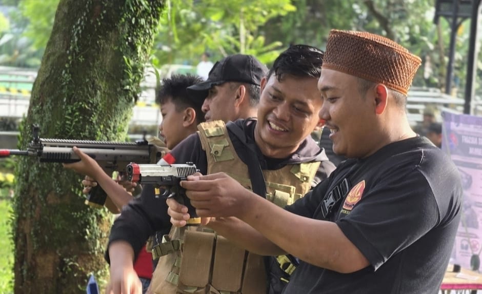 INASSOC Kabupaten Bogor menggelar kegiatan edukasi olahraga airsoft untuk masyarakat umum dalam rangkaian Car Free Day di Taman Situ Plaza Cibinong, Minggu 15 Februari 2026.