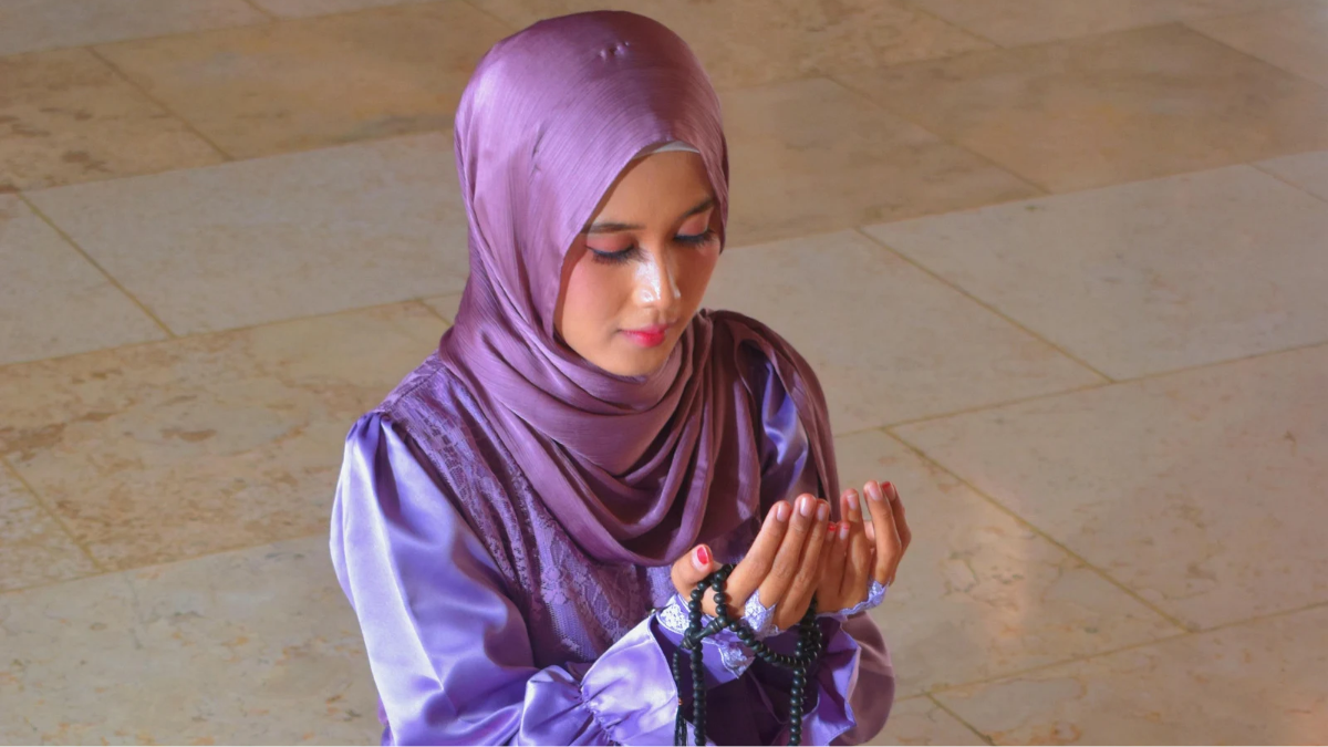 Ilustrasi orang berdoa niat puasa Ramadhan sebulan
