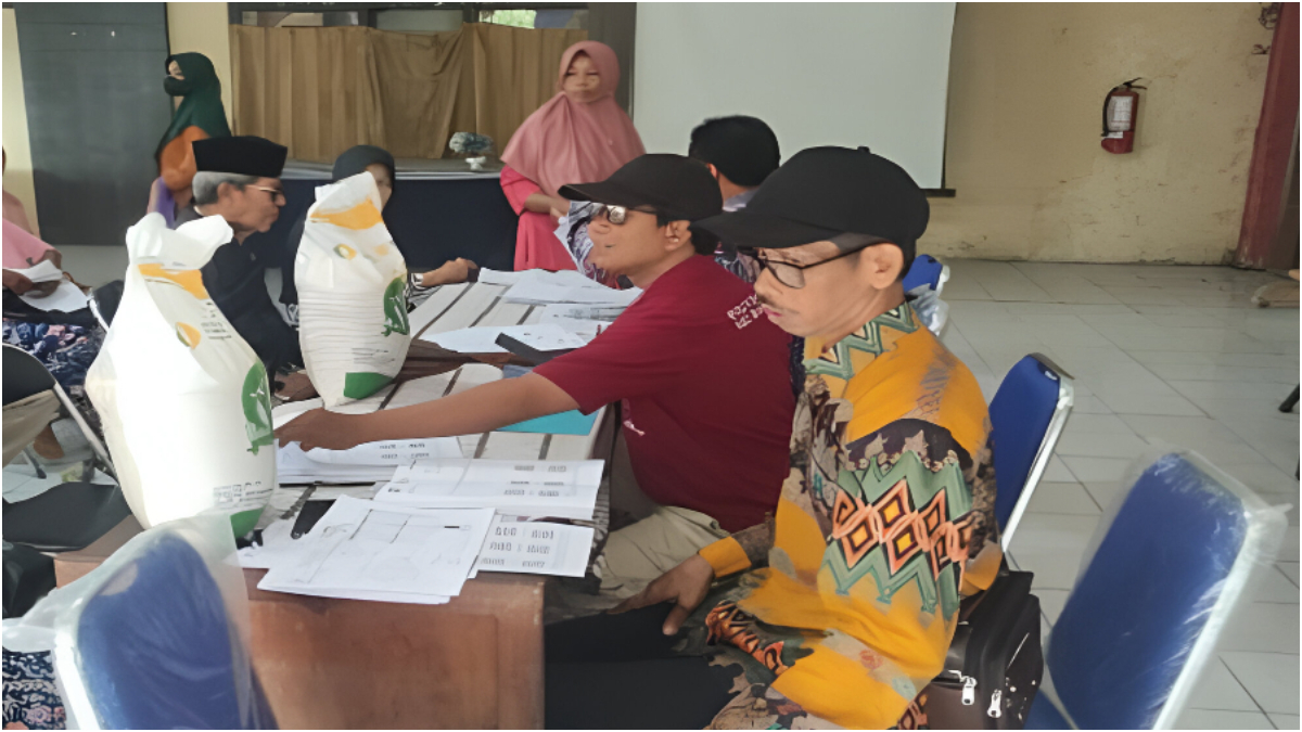 Ilustrasi KPM Desil 1-4 mengambil bantuan beras 20 kg dan minyak goreng